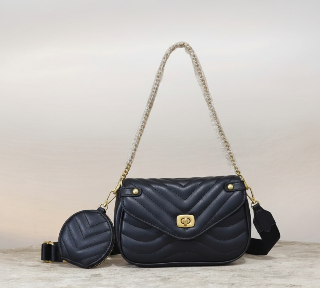 Bolsa Feminina Matelassê Preta com Corrente Dourada